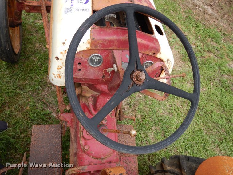 image for item DH8534 Ford  tractor