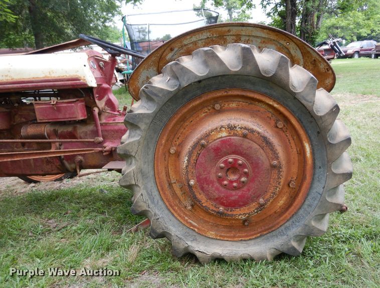 image for item DH8534 Ford  tractor