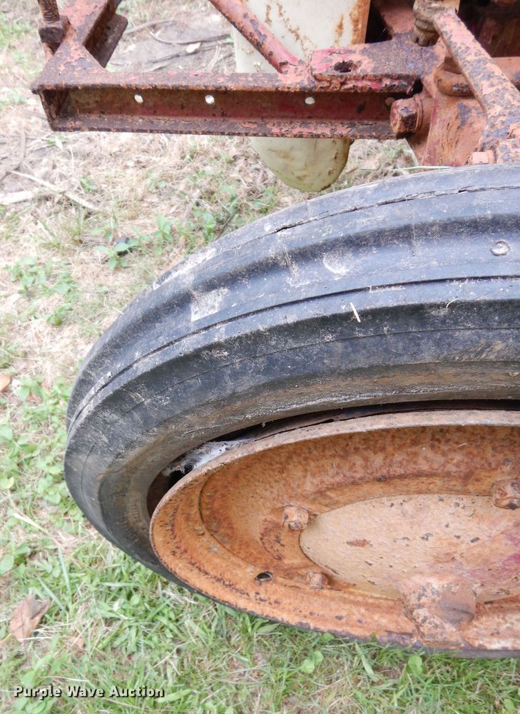 image for item DH8534 Ford  tractor