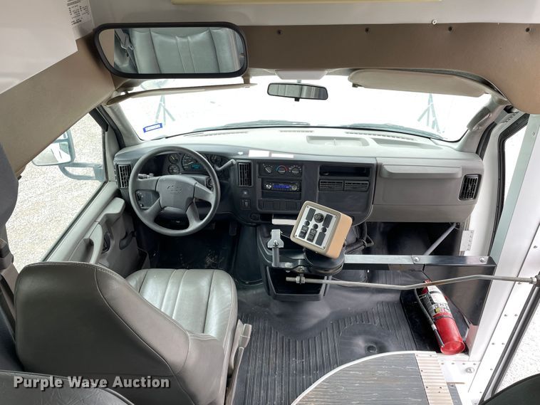 image for item DJ5196 2006 Chevrolet Express G3500  school bus