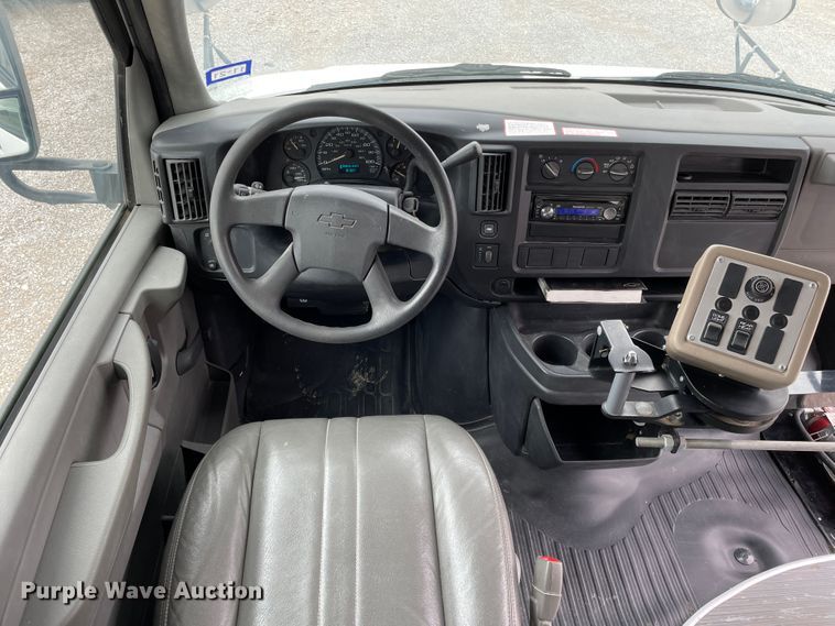 image for item DJ5196 2006 Chevrolet Express G3500  school bus