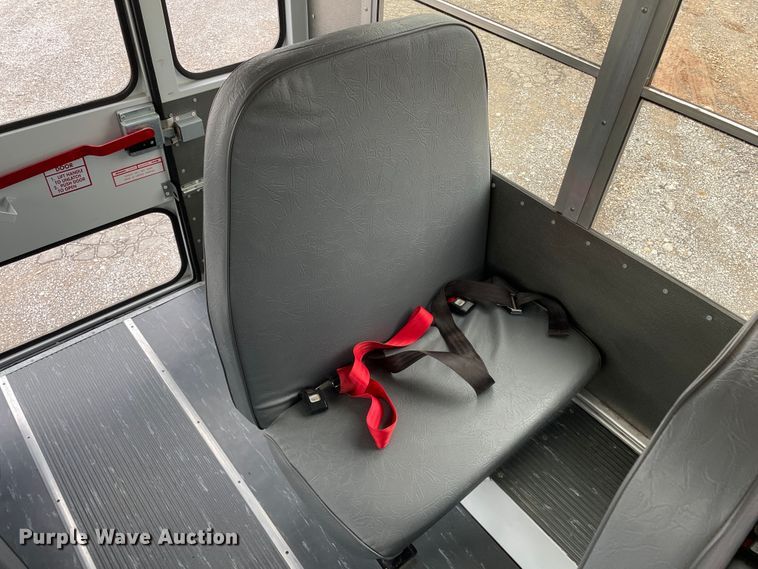 image for item DJ5196 2006 Chevrolet Express G3500  school bus