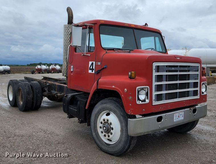 image for item DL6500 1985 International 2275  truck cab and chassis