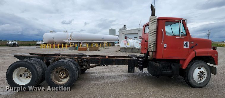 image for item DL6500 1985 International 2275  truck cab and chassis