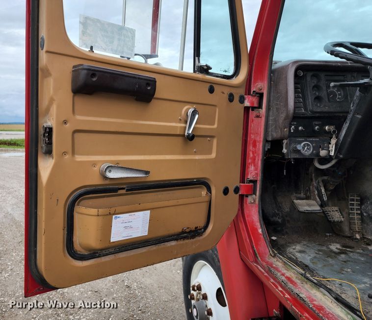 image for item DL6500 1985 International 2275  truck cab and chassis