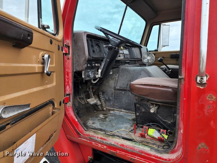 image for item DL6500 1985 International 2275  truck cab and chassis