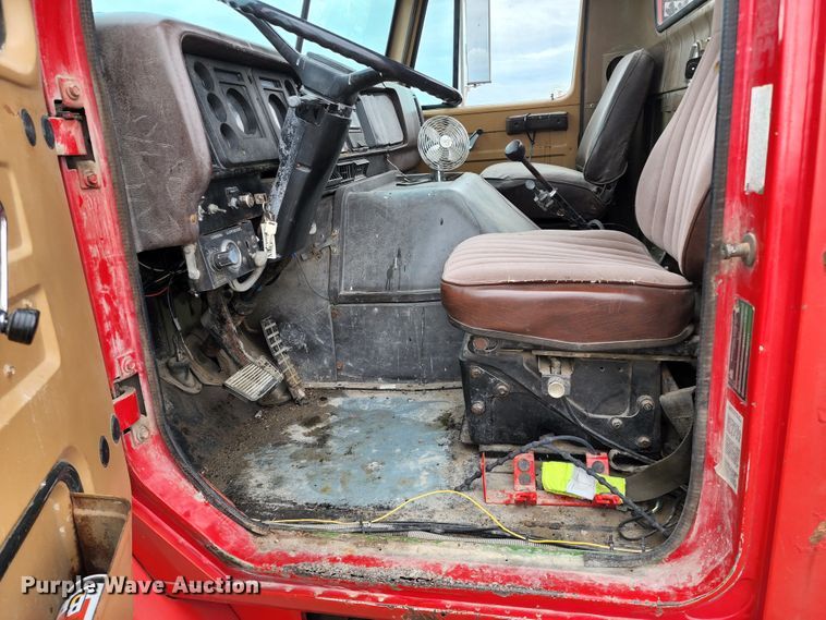 image for item DL6500 1985 International 2275  truck cab and chassis