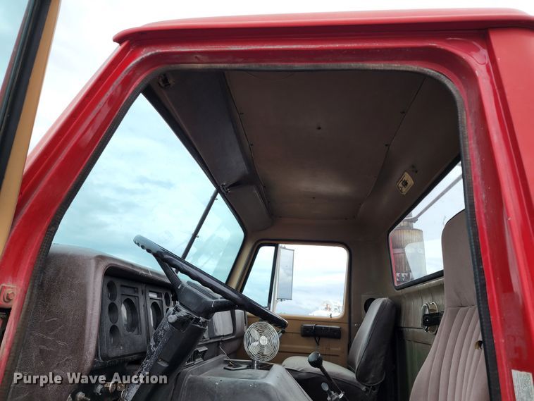 image for item DL6500 1985 International 2275  truck cab and chassis