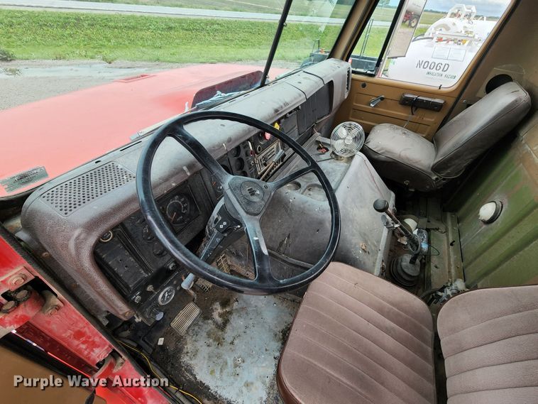 image for item DL6500 1985 International 2275  truck cab and chassis