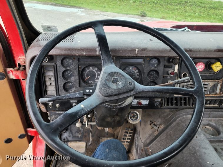 image for item DL6500 1985 International 2275  truck cab and chassis