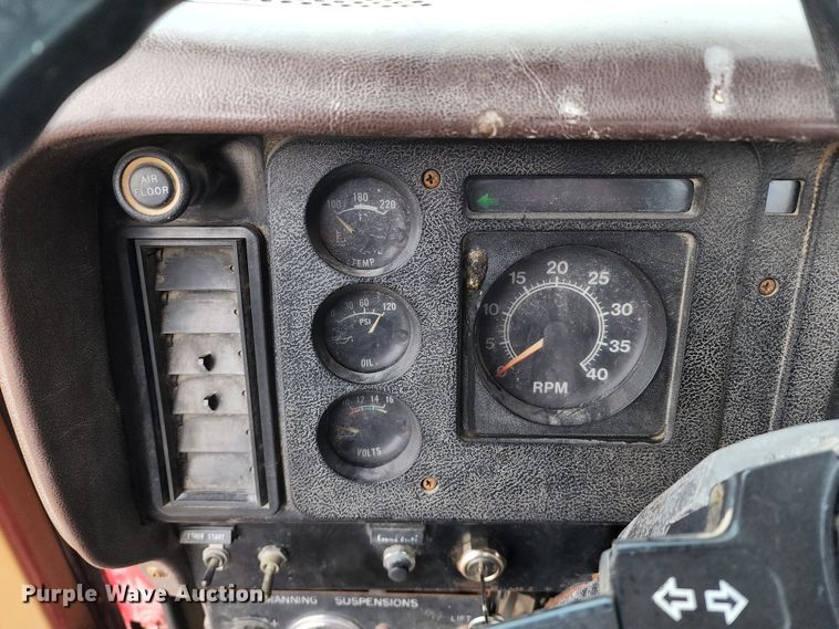 image for item DL6500 1985 International 2275  truck cab and chassis