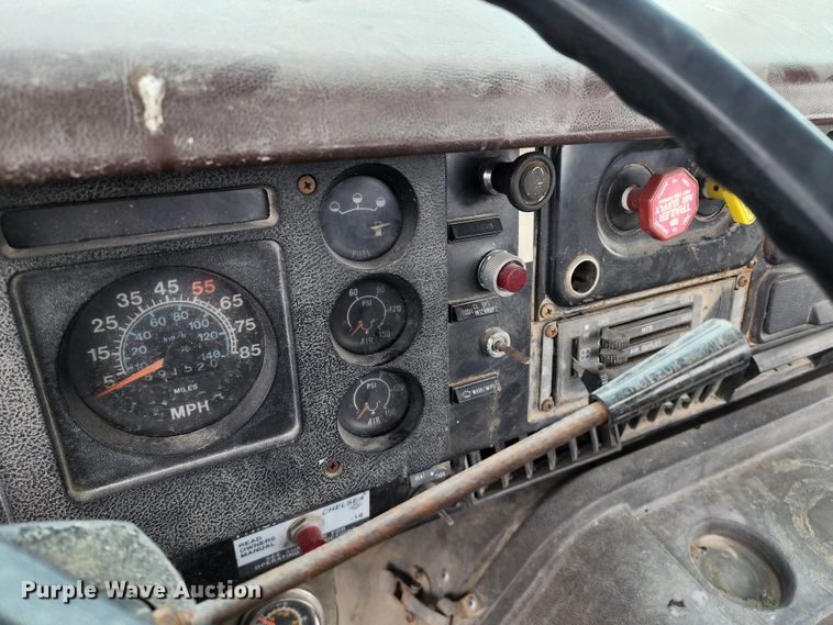 image for item DL6500 1985 International 2275  truck cab and chassis