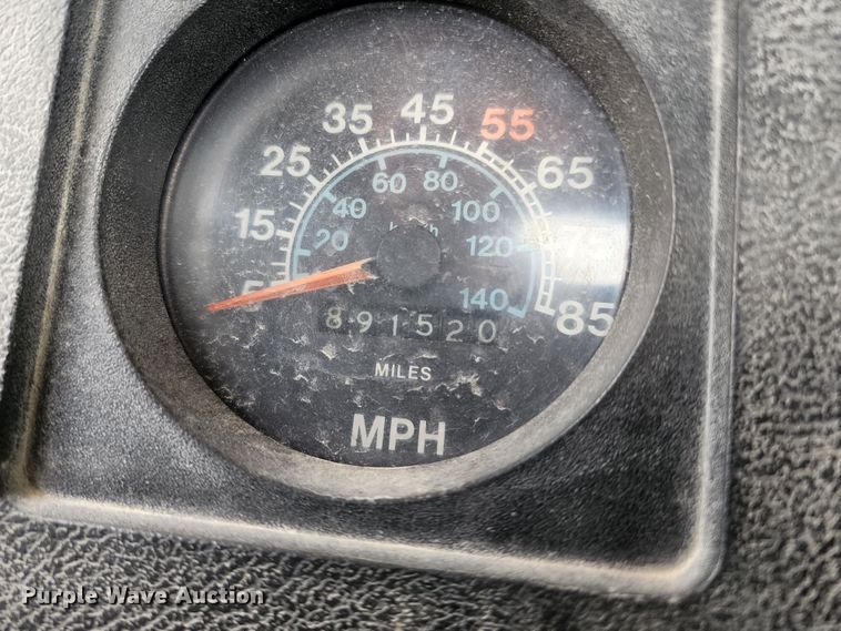 image for item DL6500 1985 International 2275  truck cab and chassis