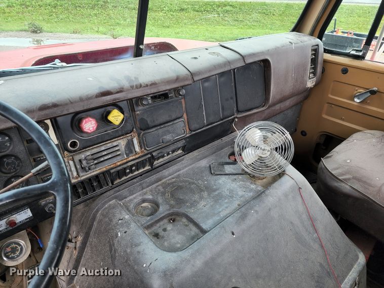 image for item DL6500 1985 International 2275  truck cab and chassis