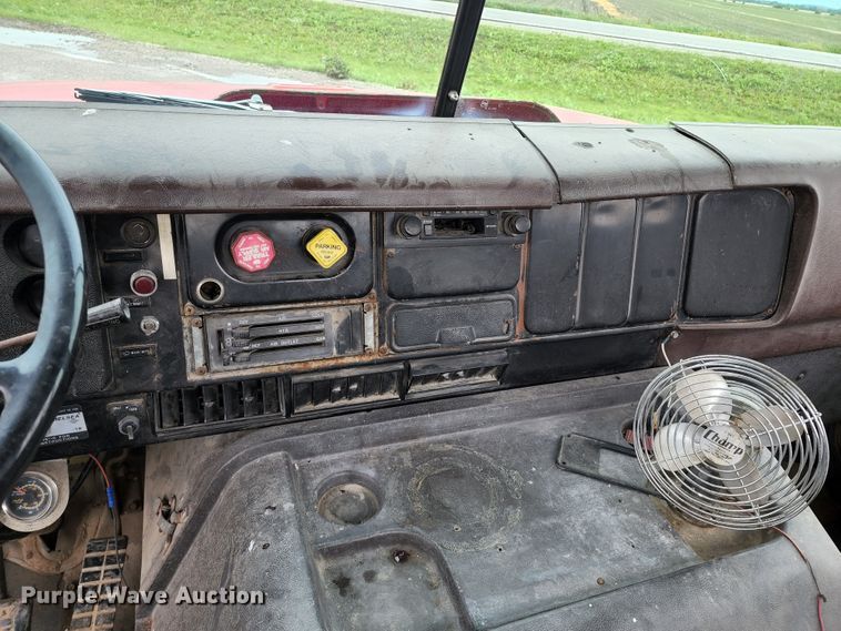 image for item DL6500 1985 International 2275  truck cab and chassis