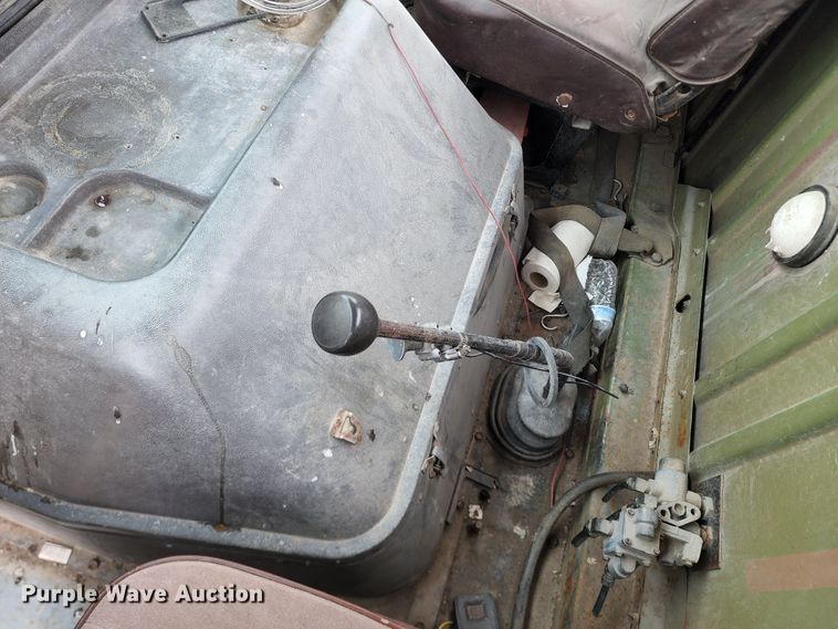 image for item DL6500 1985 International 2275  truck cab and chassis