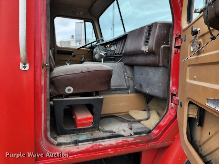 image for item DL6500 1985 International 2275  truck cab and chassis