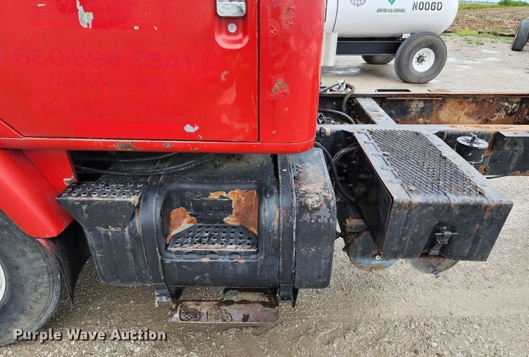 image for item DL6500 1985 International 2275  truck cab and chassis