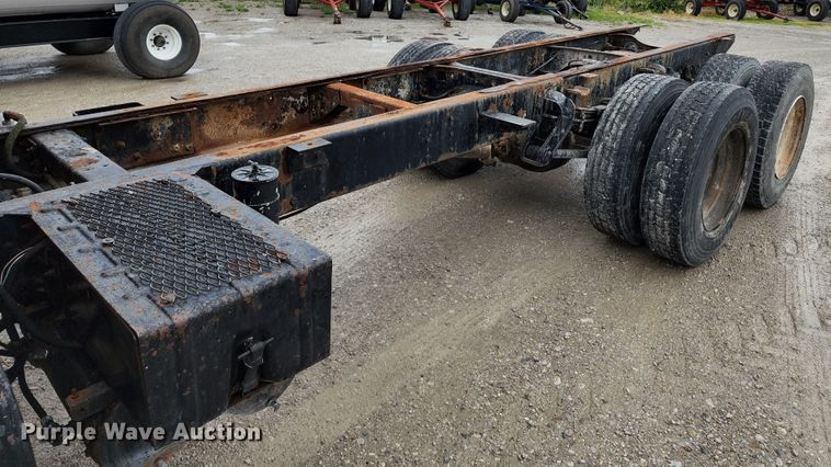 image for item DL6500 1985 International 2275  truck cab and chassis