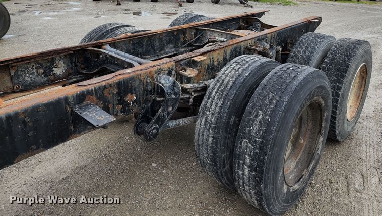 image for item DL6500 1985 International 2275  truck cab and chassis