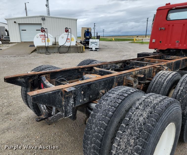 image for item DL6500 1985 International 2275  truck cab and chassis
