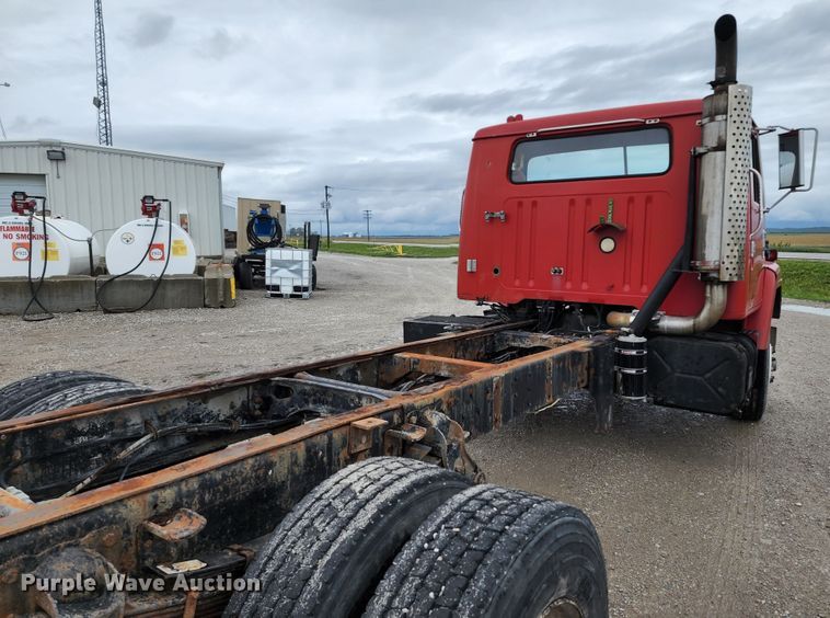 image for item DL6500 1985 International 2275  truck cab and chassis