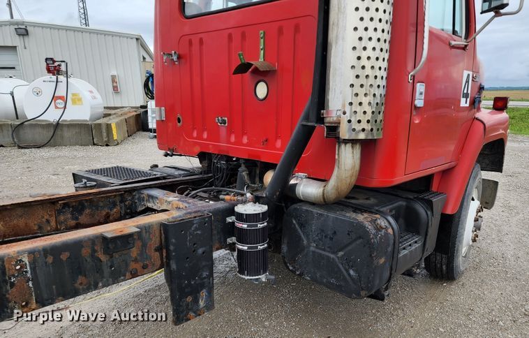 image for item DL6500 1985 International 2275  truck cab and chassis