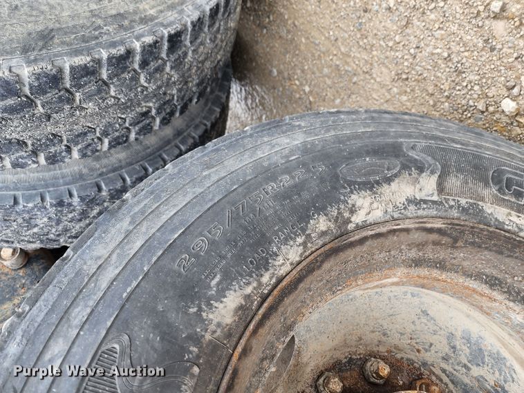 image for item DL6500 1985 International 2275  truck cab and chassis