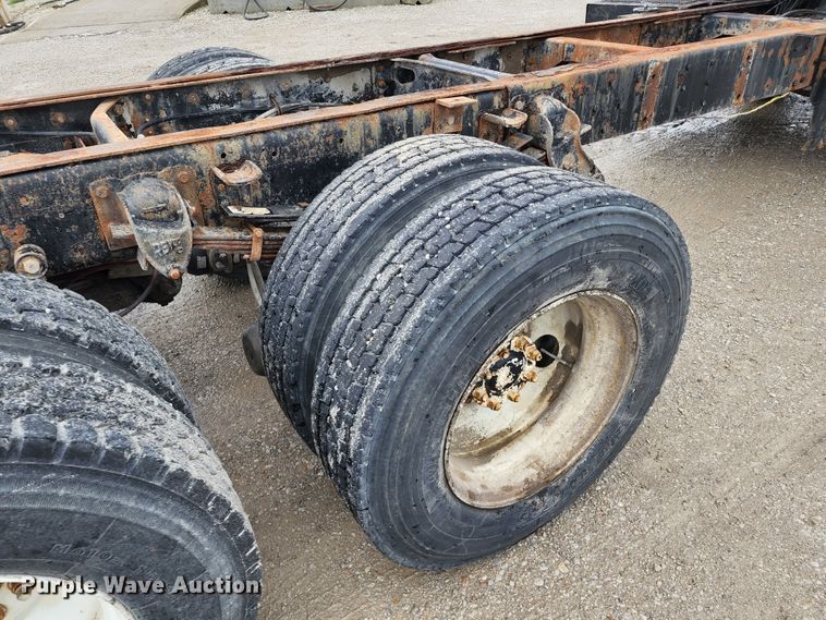 image for item DL6500 1985 International 2275  truck cab and chassis