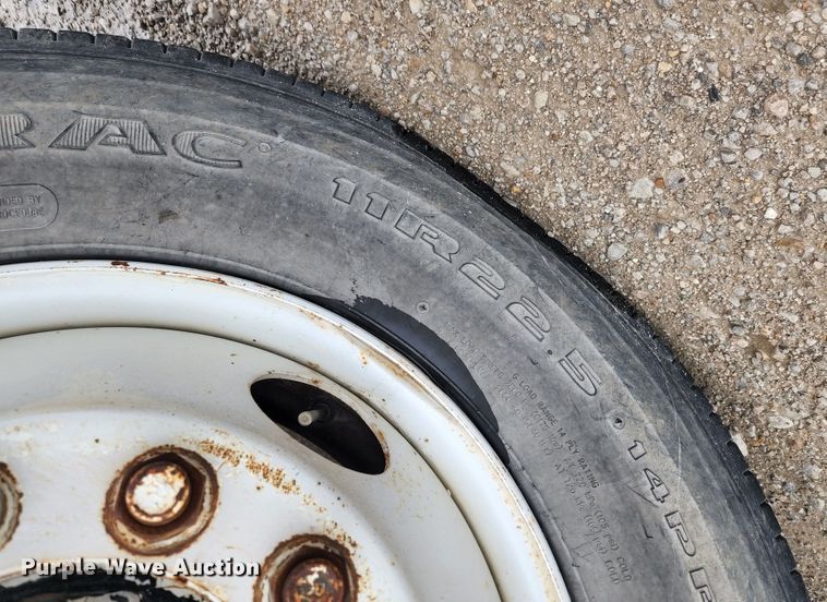 image for item DL6500 1985 International 2275  truck cab and chassis