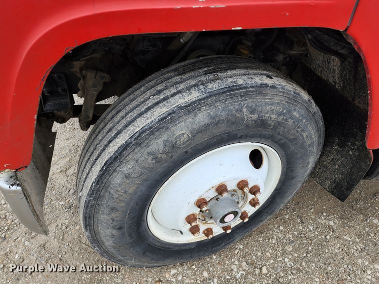 image for item DL6500 1985 International 2275  truck cab and chassis