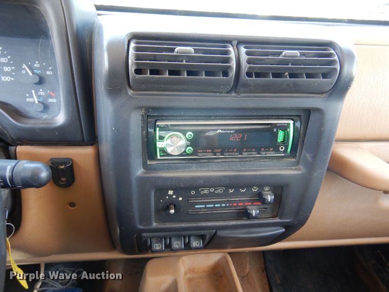 image for item DN0338 1998 Jeep Wrangler Sahara  SUV