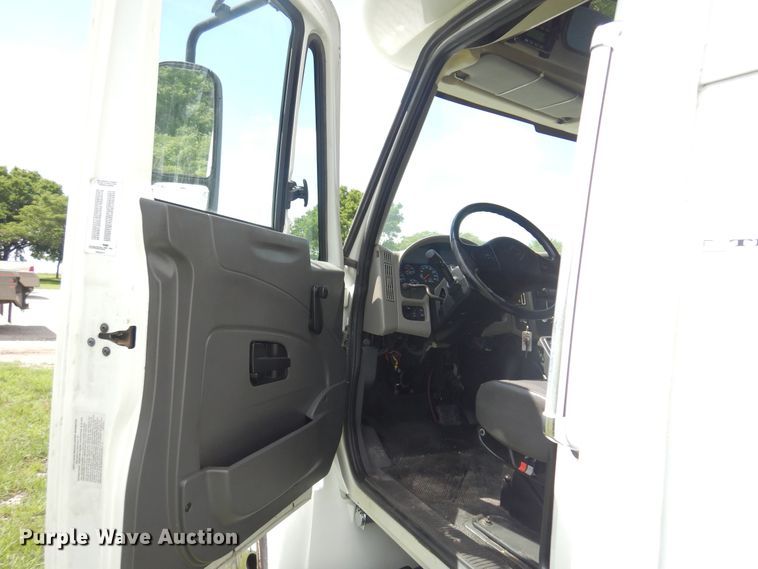 image for item DN0379 2009 International PC015  shuttle bus