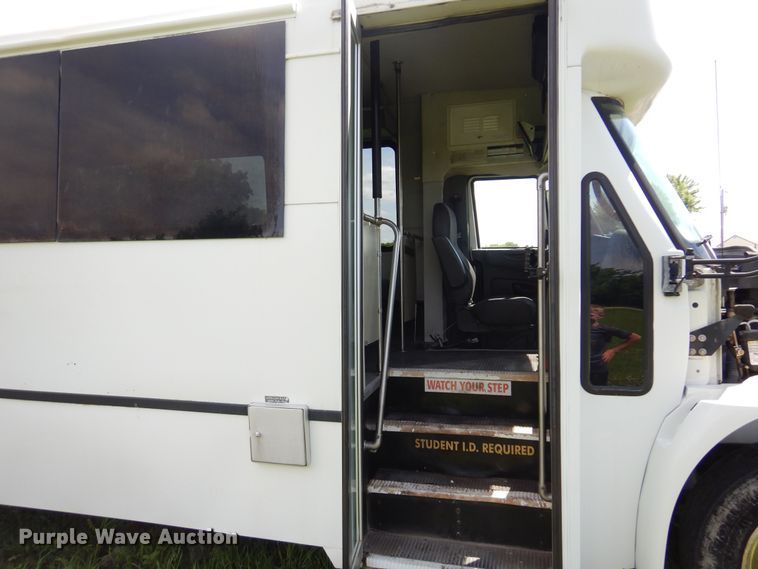 image for item DN0379 2009 International PC015  shuttle bus