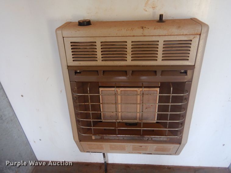 image for item DN0381 2007 Carrier  enclosed cargo trailer