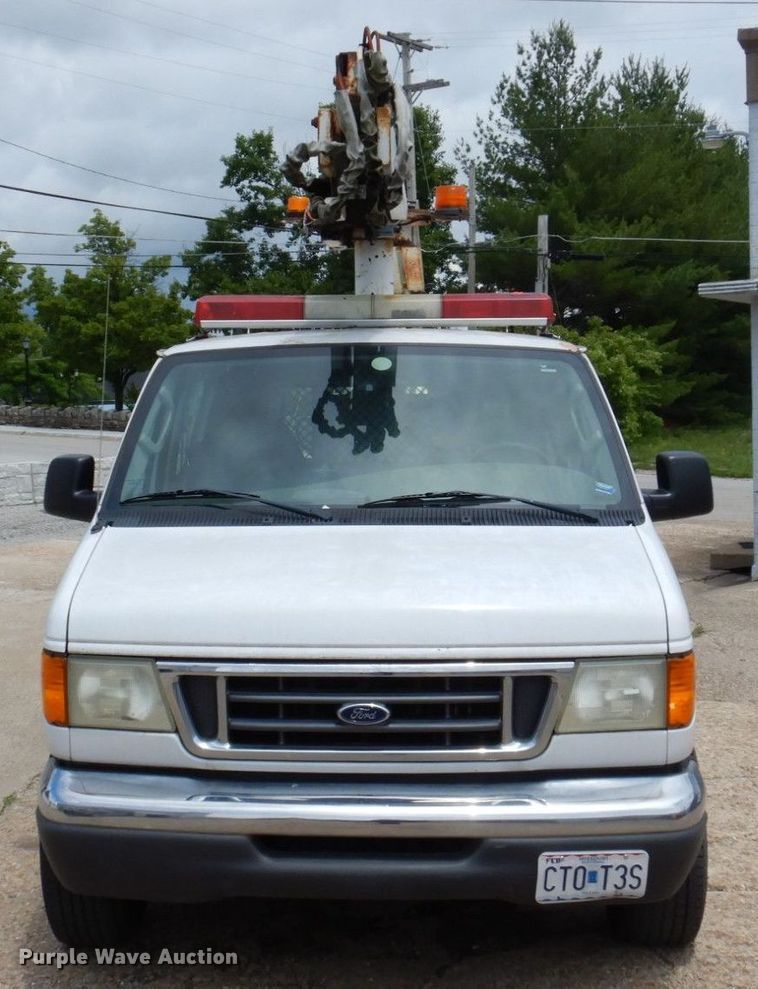 image for item DP5571 2004 Ford E350 Super Duty  van with bucket lift