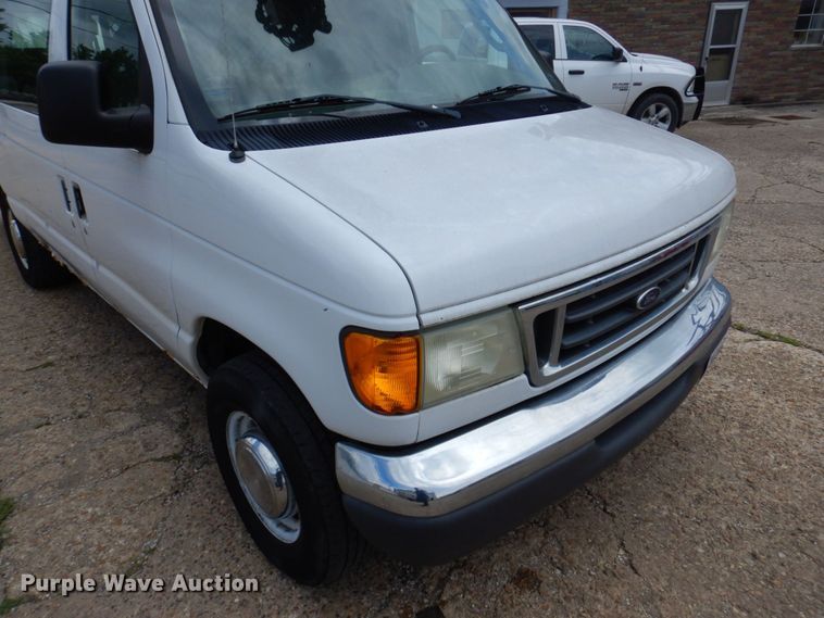 image for item DP5571 2004 Ford E350 Super Duty  van with bucket lift