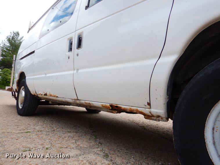 image for item DP5571 2004 Ford E350 Super Duty  van with bucket lift