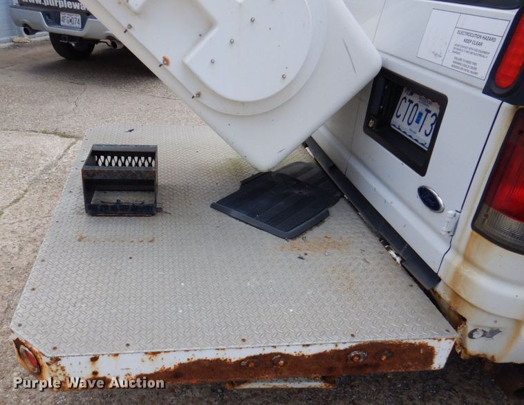 image for item DP5571 2004 Ford E350 Super Duty  van with bucket lift