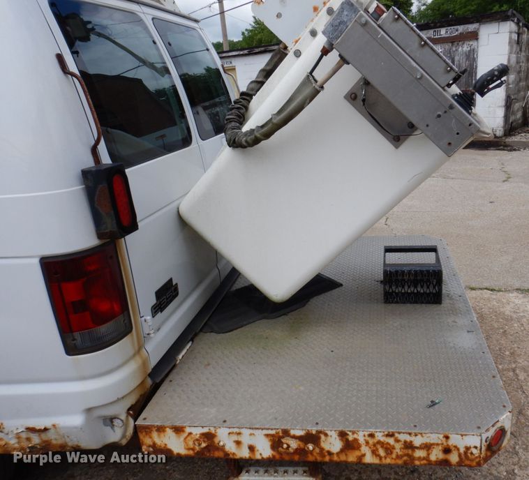 image for item DP5571 2004 Ford E350 Super Duty  van with bucket lift