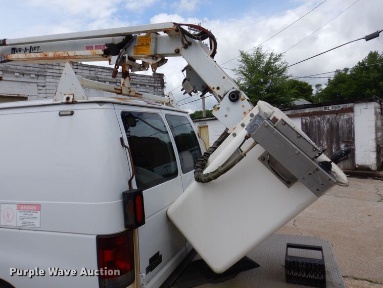 image for item DP5571 2004 Ford E350 Super Duty  van with bucket lift