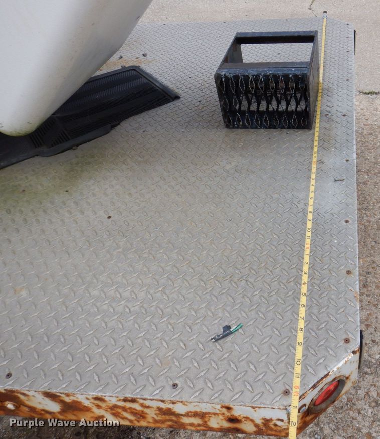 image for item DP5571 2004 Ford E350 Super Duty  van with bucket lift