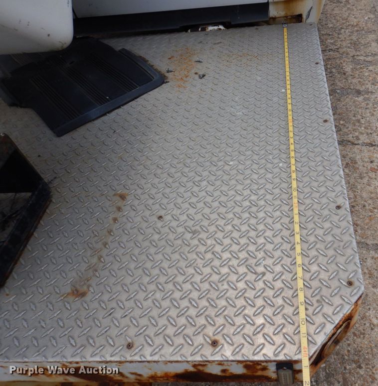 image for item DP5571 2004 Ford E350 Super Duty  van with bucket lift