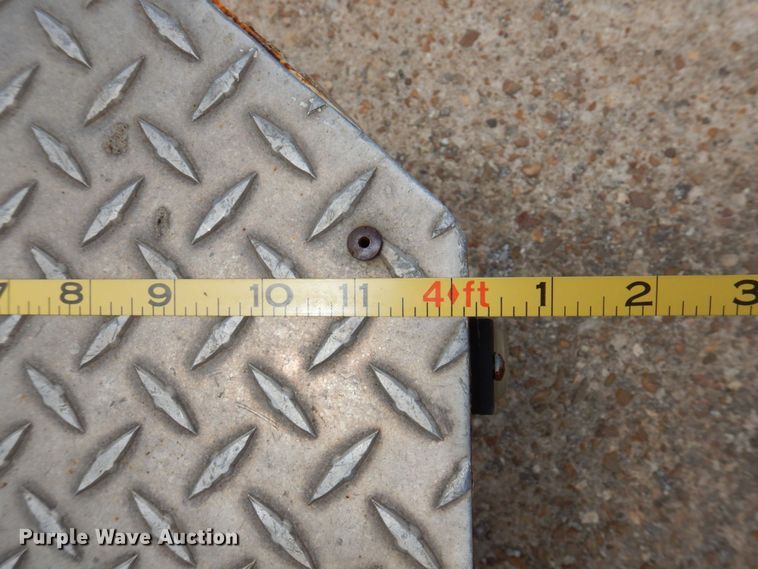 image for item DP5571 2004 Ford E350 Super Duty  van with bucket lift