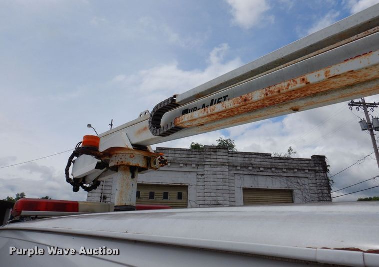 image for item DP5571 2004 Ford E350 Super Duty  van with bucket lift