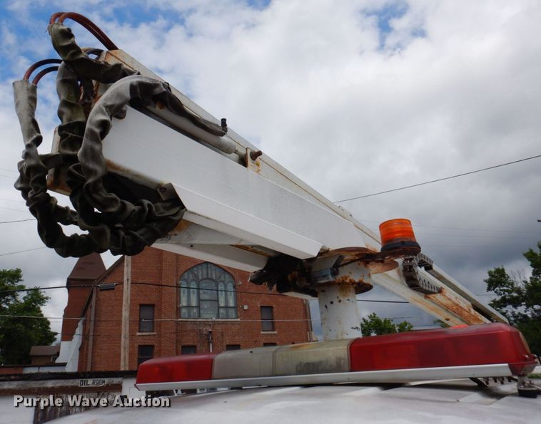 image for item DP5571 2004 Ford E350 Super Duty  van with bucket lift