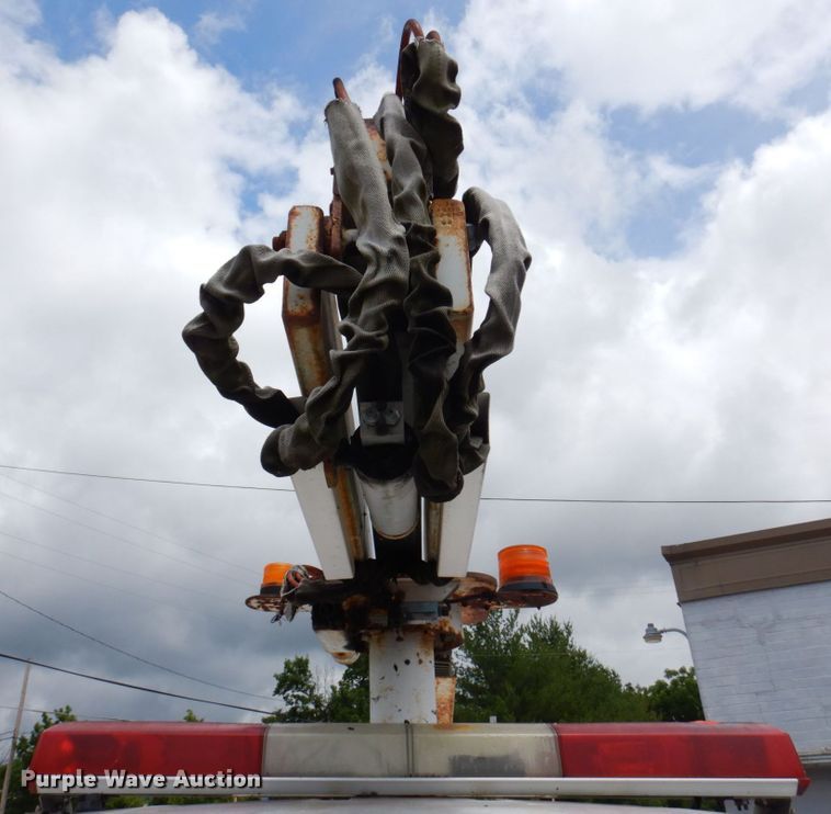 image for item DP5571 2004 Ford E350 Super Duty  van with bucket lift