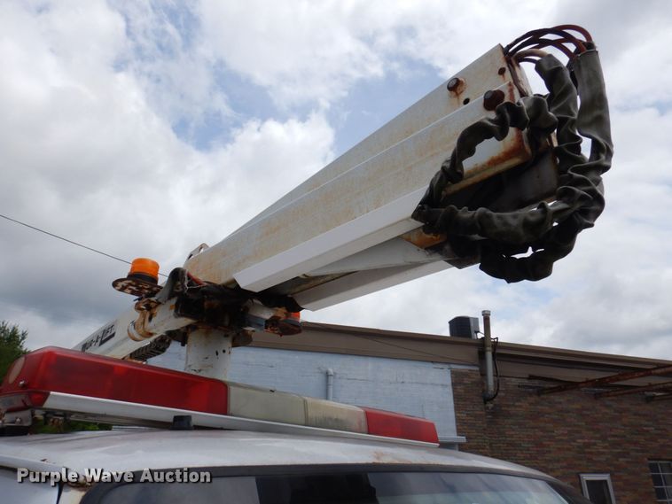 image for item DP5571 2004 Ford E350 Super Duty  van with bucket lift