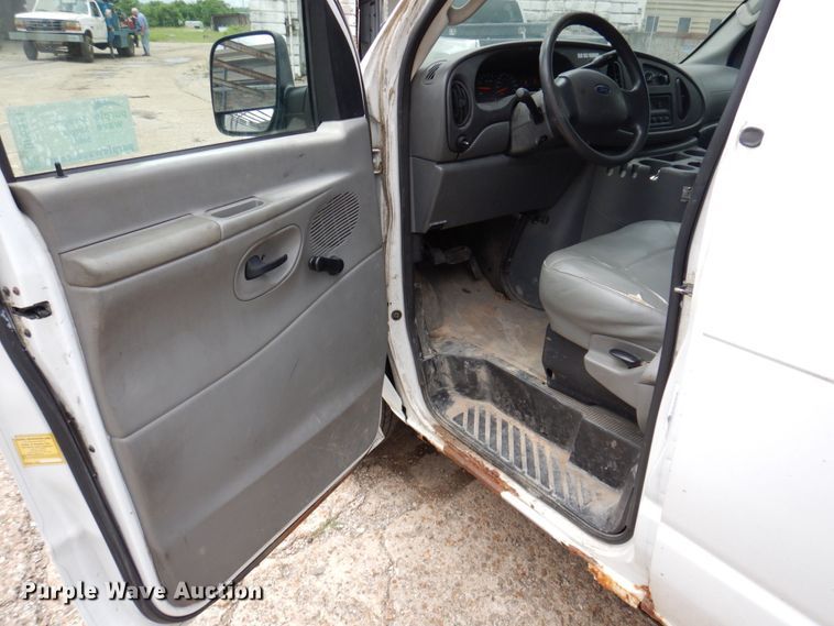 image for item DP5571 2004 Ford E350 Super Duty  van with bucket lift