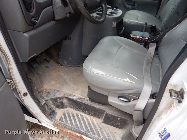 image for item DP5571 2004 Ford E350 Super Duty  van with bucket lift